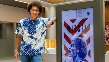 El centrocampista belga Axel Witsel, de 33 años, posa durante su presentación como nuevo jugador del Atlético de Madrid tras vencer su contrato con el Borussia Dortmund el pasado 30 de junio.