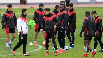 Míchel da instrucciones a Álex Moreno y Manucho en una sesión.