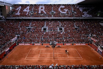 El exjugador espa?ol Rafael Nadal asiste a una ceremonia en honor a su carrera durante el Abierto de Francia en la cancha Philippe-Chatrier.
