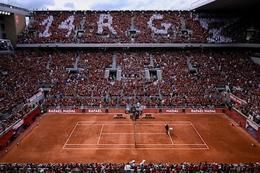 El exjugador español Rafael Nadal asiste a una ceremonia en honor a su carrera durante el Abierto de Francia en la cancha Philippe-Chatrier.