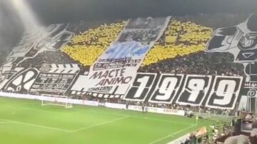 Espectacular tifo en movimiento de la Salernitana en el día que se jugaban el descenso a Serie B