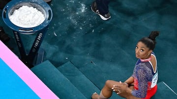 Biles makes “weird and awkward” Paris 2024 complaint about Android phones