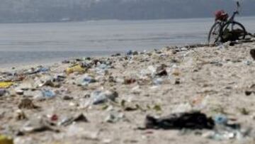 DESECHOS. Una playa de la bah&iacute;a de Guanabara llena de basura. 
 