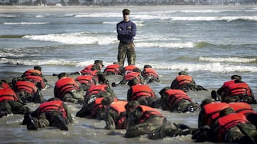 Los SEAL realizan maniobras en agua muy fría en duras condiciones en el mar.