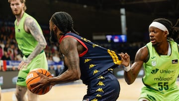 ANDORRA LA VELLA (ANDORRA), 08/11/2025.- Kendrick Perry (d) base montenegrino del Unicaja Baloncesto intenta detener a Shannon Evans II (i) base estadounidense del MoraBanc Andorra durante el partido de la sexta jornada de la Liga Endesa de baloncesto que se disputa este sábado en el Pavelló Toni Martí de Andorra. EFE/ Fernando Galindo