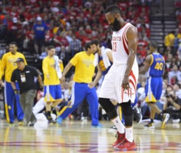 James Harden, cabizbajo.