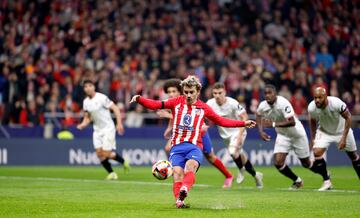 Antoine Griezmann en el momento del impacto su pie de apoyo resbala y manda el balón a las nubes.