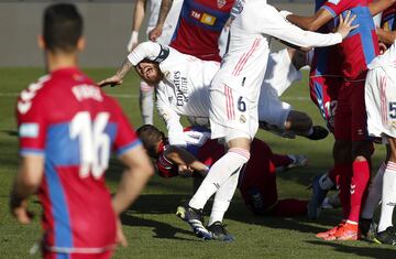 ?Cae Ramos dentro del ¨¢rea al intentar rematar una falta y el colegiado pita falta en ataque sobre Marcone!.