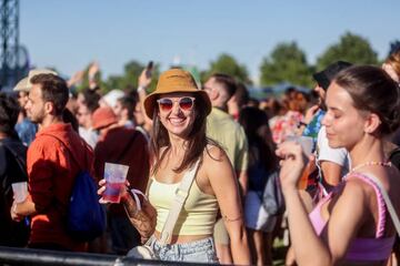 El público disfrutó del sol durante la tercera jornada del Mad Cool 2022.