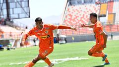 Futbol, Cobreloa vs D. Puerto Montt
Septima fecha, campeonato Ascenso Betsson 2022
El jugador de Cobreloa David Escalante celebra con sus companeros luego de convertir un gol contra D. Puerto Montt durante el partido de primera B disputado en el estadio Zorros del Desierto de Calama, Chile.
02/04/2022
Pedro Tapia/Photosport
******** 