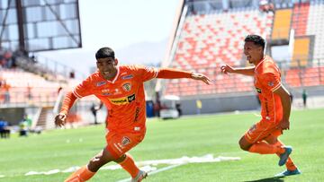 Futbol, Cobreloa vs D. Puerto Montt
Septima fecha, campeonato Ascenso Betsson 2022
El jugador de Cobreloa David Escalante celebra con sus companeros luego de convertir un gol contra D. Puerto Montt durante el partido de primera B disputado en el estadio Zorros del Desierto de Calama, Chile.
02/04/2022
Pedro Tapia/Photosport
******** 