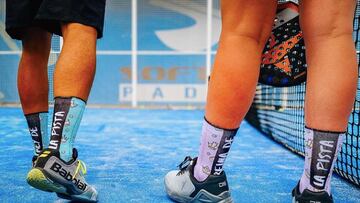 Dos jugadores con calcetines personalizados de pádel.