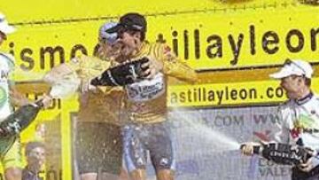 <b>FIESTA FINAL. </b>Heras, Santi Pérez y Mancebo celebran con cava el podio conseguido. Junto a ellos, los ganadores de la Vuelta júnior.