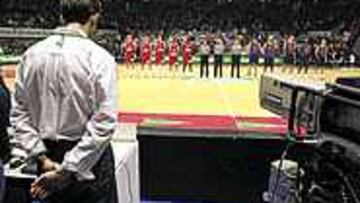 <b>HOMENAJE A GOYENECHE,</B> Antes de la primera semifinal, que enfrentó al Barcelona y al Estudiantes, se guardó un minuto de silencio en memoria de Alfredo Goyeneche. El presidente del Comité Olímpico Español (COE) falleció ayer al mediodía en un accidente de circulación precisamente cuando se dirigía al pabellón Fernando Buesa Arena de Vitoria para presenciar las semifinales de la Copa del Rey 2002.