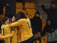 Soccer Football - Premier League - Wolverhampton Wanderers v Arsenal - Molineux Stadium, Wolverhampton, Britain - February 18, 2026 Wolverhampton Wanderers' Tom Edozie celebrates scoring their second goal with teammates REUTERS/Chris Radburn EDITORIAL USE ONLY. NO USE WITH UNAUTHORIZED AUDIO, VIDEO, DATA, FIXTURE LISTS, CLUB/LEAGUE LOGOS OR 'LIVE' SERVICES. ONLINE IN-MATCH USE LIMITED TO 120 IMAGES, NO VIDEO EMULATION. NO USE IN BETTING, GAMES OR SINGLE CLUB/LEAGUE/PLAYER PUBLICATIONS. PLEASE CONTACT YOUR ACCOUNT REPRESENTATIVE FOR FURTHER DETAILS..
