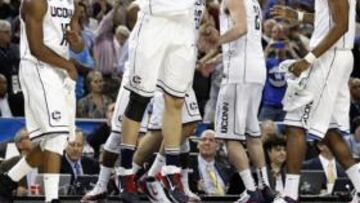 <b>EUFORIA. </b>Kemba Walker (izquierda), la estrella de UConn, celebra el triunfo con su compañero Olander.