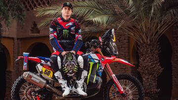 Tosha Schareina posa con su Honda del Dakar.