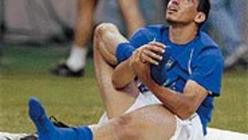 <b>"DIOS MÍO, DAME FUERZAS"</b>. Mientras se sujeta su talón maltrecho, Lucio parecía pedir ayuda al cielo en un entrenamiento de Brasil.