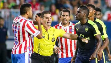 Chivas Guadalajara defender Hedgardo Marin (L) and Arsenal forward Joel Campbell (R) exchange words during their friendly soccer match at StubHub Center in Carson, California on July 31, 2016. Arsenal won 3-1.  / AFP PHOTO / RINGO CHIU