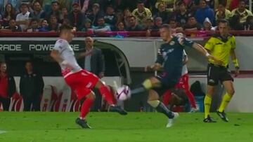 La brutal plancha que sufrió Claudio Baeza en Necaxa