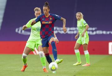 De la reina del gol en Europa a la de Espa?a: Jenni Hermoso (Madrid, 30 a?os). Nadie ha batido m¨¢s porter¨ªas que la delantera de Carabanchel en estas dos ¨²ltimas temporadas, en la que ha sumado dos pichichis consecutivos, acumulando cuatro en su casillero personal. En esta ¨²ltima campa?a, suspendida por la COVID-19 a falta de ocho jornadas, la ariete del Bar?a firm¨® 23 goles en las 21 jornadas disputadas de la Primera Iberdrola. La delantera madrile?a ya consigui¨® ser m¨¢xima goleadora del campeonato en otras dos ocasiones m¨¢s vistiendo la el¨¢stica azulgrana y una m¨¢s con el Atl¨¦tico de Madrid.
Tras pasar por la cantera del Atleti y militar durante tres a?os en las filas del Rayo Vallecano, donde gan¨® una liga, Hermoso emigr¨® en 2013 al Tyres? FF. Despu¨¦s de jugar un a?o en Suecia, el Bar?a la trajo de vuelta a Espa?a y le sirvi¨® de escenario para brillar en las dos etapas que ha vestido de azulgrana, que se vieron interrumpidas por dos temporadas. Durante la primera, Jenni jug¨® en el PSG y en la segunda volvi¨® al Atleti, de donde volver¨ªa al equipo azulgrana. En su palmar¨¦s figuran cinco Ligas, dos Copas de la Reina o una Supercopa, entre otras distinciones. Con una gran dominio y destreza con el bal¨®n en los pies, capaz de hacer giros o controles imposibles, Jenni Hermoso no s¨®lo deslumbra a base de gol. Su calidad es excelsa. Y en cada partido deja constancia de ello.