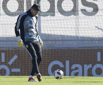 El portero titular de Argentina en los últimos dos Mundiales, sufrió en un entrenamiento con el equipo una lesión grave en la rodilla derecha y es baja definitiva para el Mundial de Rusia 2018. La noticia la confirmó la AFA un día después de que entregara la lista definitiva de 23 jugadores. Nahuel Guzmán se convirtió en su reemplazo.