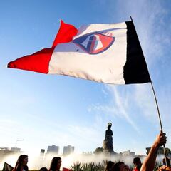 Atlas nos muestra el lado íntimo del vestidor rojinegro