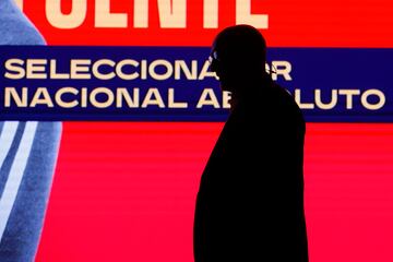 "Celebro que Busquets quiera seguir, es historia viva del f迆tbol, no en pasado, en presente y futuro porque creo que todav赤a tiene mucho que dar al f迆tbol espa?ol".