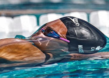 Curiosa fotografía, tomada mientras Kyle Masse participa en la prueba de 50 metros espalda femeninos de una competición disputada en Florida (Estados Unidos). La nadadora candiense está totalmente recubierta por una fina capa de agua y parece que está envuelta con un film transparente. El fotografo ha sabido tomar la imagen en el momento preciso.