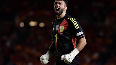 Soccer Football - UEFA Nations League - Group A4 - Spain v Denmark - Estadio Enrique Roca de Murcia, Murcia, Spain - October 12, 2024 Spain's David Raya celebrates after Martin Zubimendi scores their first goal REUTERS/Pablo Morano