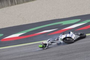 Caída de Eugene Laverty en los libres.