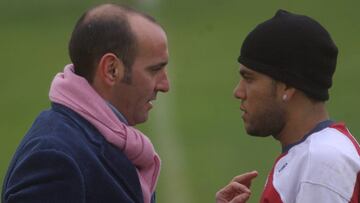 Monchi, con Daniel Alves en una imagen de archivo.