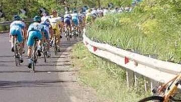 <b>TERRIBLE. </b>Alberto López de Munain yace en el suelo, con numerosas fracturas en el costado izquierdo. El pelotón del Giro continúa.