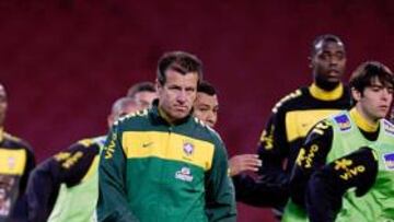 <b>ATENTOS. </b>Adriano, Thiago Silva, Kleberson, Kaká, Gilberto Silva y Baptista escuchan a Dunga.