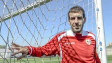 Trashorras, capitán del Rayo, posa en la Ciudad Deportiva.