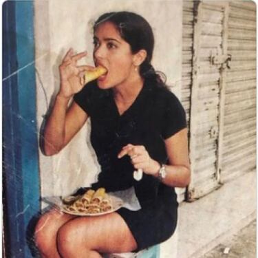 Causó furor la fotografía de Salma Hayek comiendo tacos en Coatzacoalcos, Veracruz