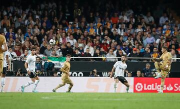 0-1. Raphinha asiste a Robert Lewnadowski para que marque el primer gol en el minuto 93.