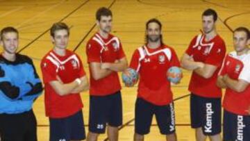 <b>LOS SIETE NUEVOS. </b>De izquierda a derecha: Dahl, Barachet, Gojun, Balic, Ángel Romero, Álvaro Ferrer y Masachs, siete jugadores que se presentan el sábado ante su afición.
