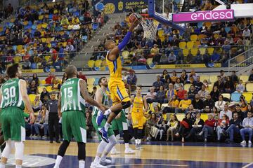 Suspenso: mala primera vuelta. Cuando te clasificas para nueve playoff en los últimos diez años (cinco seguidos) se espera que el nivel como mínimo se mantenga. Por eso, acabar noveno la primera vuelta es un fracaso. Además, los canarios se han clasificado por la puerta de atrás a su Copa: acabaron novenos y les salvó el billete por su condición de anfitrión. Su pabellón les ha salvado de males mayores: de nueve victorias, siete han llegado en el Gran Canaria Arena. Solo una derrota... frente al Betis.