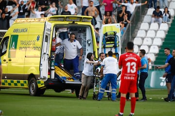 Los servicios médicos atienden a Dragi Gudelj durante el Córdoba-Racing de Ferrol del 25 de marzo de 2023 tras el desvanecimiento del central serbio del equipo andaluz. 