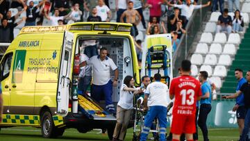 CÓRDOBA, 25/03/2023.- El partido Córdoba-Racing de Ferrol, de la Primera RFEF, fue detenido a los diez minutos de juego y posteriormente suspendido debido al desvanecimiento sobre el terreno de juego de un futbolista del equipo local, el central serbio Dragisa Gudelj, que fue atendido por los servicios médicos sobre el césped de estadio El Arcángel y posteriormente trasladado en ambulancia, ya consciente, a un hospital . EFE/Salas