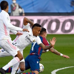 La polémica en el Di Stéfano: una roja, un penalti no pitado, otro sí, un gol que debió anularse...