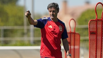 El seleccionador español Santi Denia dirige el entrenamiento de la Selección Olímpica este sábado en la Ciudad del Fútbol de Las Rozas. EFE/RFEF