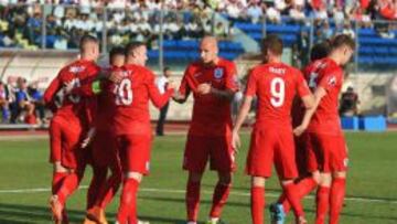 Los jugadores de Inglaterra celebran el gol de Wayne Rooney.