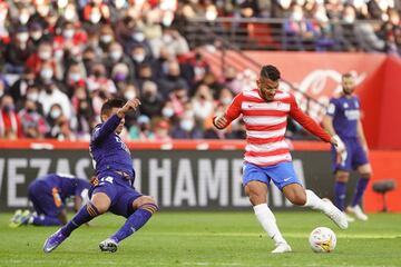 Luis Suárez recibió el balón en la corona del área y disparó con potencia ajustando el esférico al palo tras tocar ligeramente en Nacho