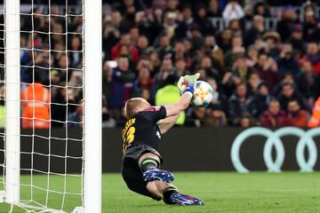 Jasper Cillessen realizó una gran intervención para detener el penalti a Ever Banega