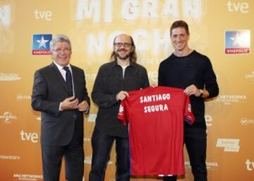 Santiago Segura recibe la camiseta del Atlético de Madrid de manos de Cerezo y Fernando Torres.