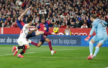 El delantero polaco del Barcelona Robert Lewandowski marca el primer gol para los catalanes durante el partido de la jornada 23 ante el Sevilla en el S芍nchez Pizju芍n, el 9 de febrero de 2025. El encuentro acab車 1-4.