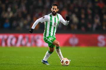 En verano de 2023 firmó por el Betis y se ha asentado en el 11 titular del equipo.