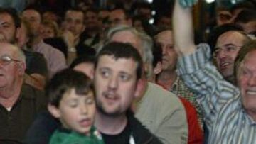 <b>MUCHAS OVACIONES.</b> Aito García Reneses, muy ovacionado por los aficionados, ha agradecido el apoyo de los seguidores: "es una gozada compartir este sueño con los jugadores, los técnicos, los directivos y sobre todo con vosotros".